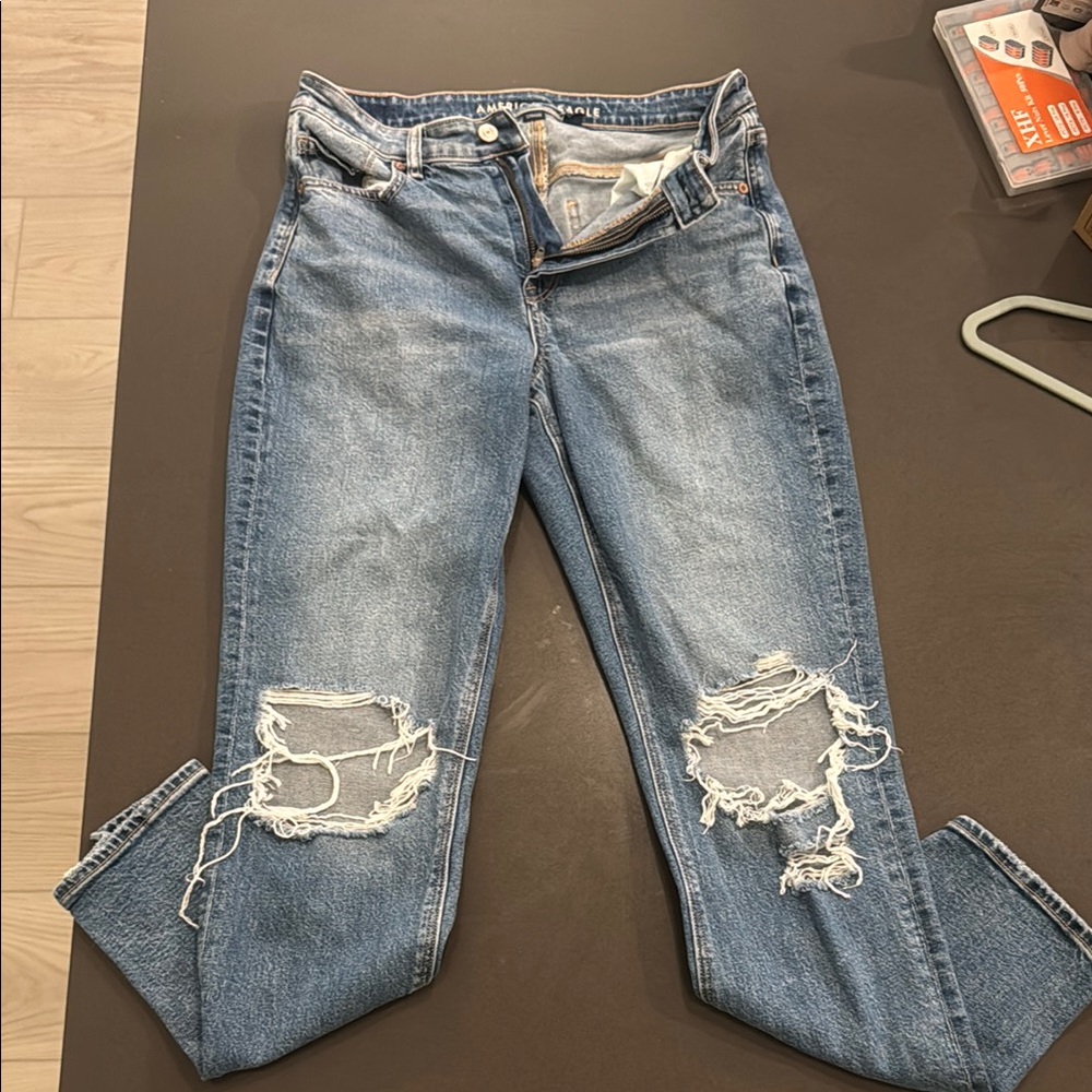 Distressed American Eagle Mom Jeans 6 long